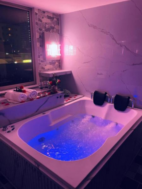 Spacious apt with Jacuzzi & Balcony Near the Beach